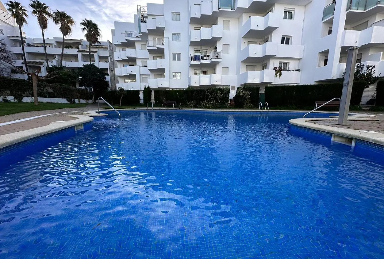 Bonito Apartamento Con Gran Terraza Y Piscina Comunitaria Roses 0*,  Spain